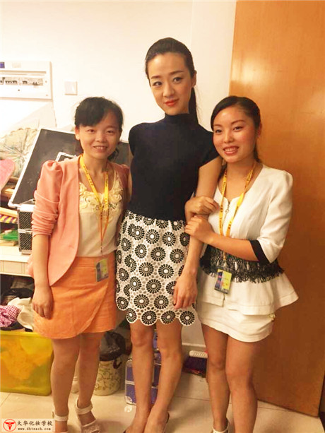 大华学员为演员化妆造型